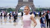 Sängerin Ariana Grande posiert vor dem Eiffelturm