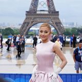 Sängerin Ariana Grande posiert vor dem Eiffelturm
