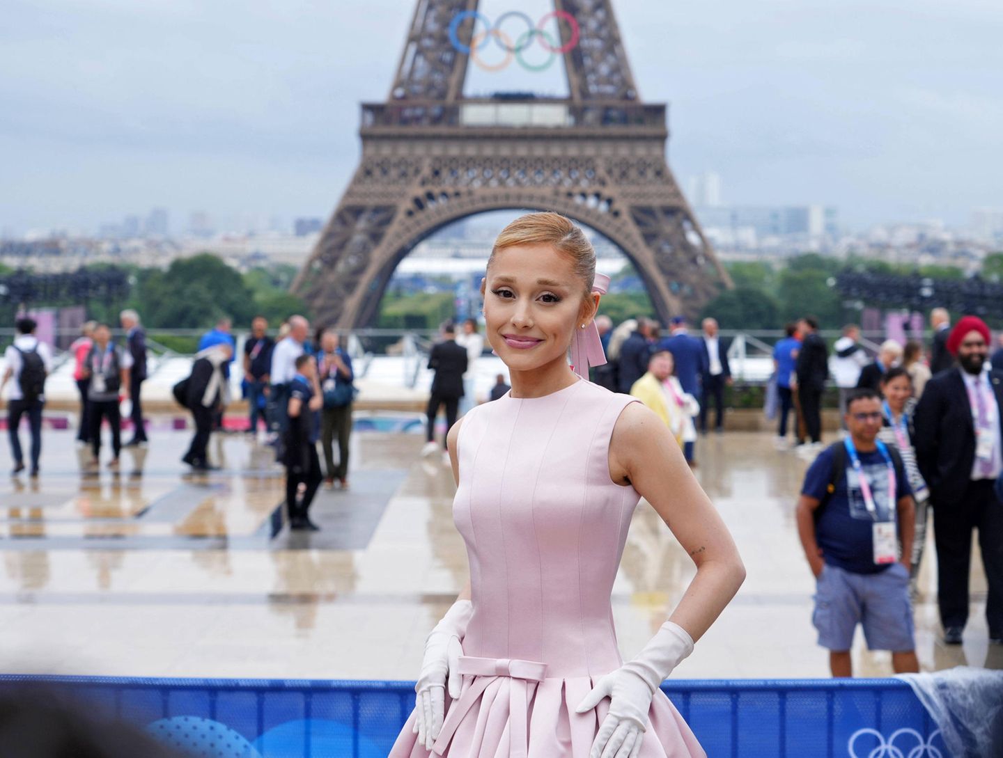 Sängerin Ariana Grande posiert vor dem Eiffelturm