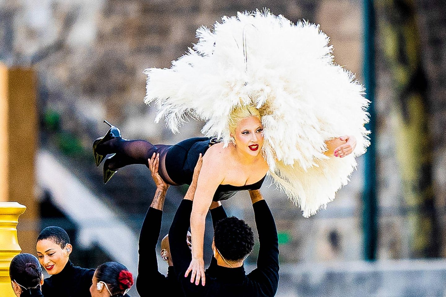 Lady Gaga tritt mit viel Federschmuck auf