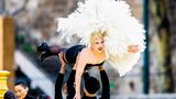 Lady Gaga tritt mit viel Federschmuck auf