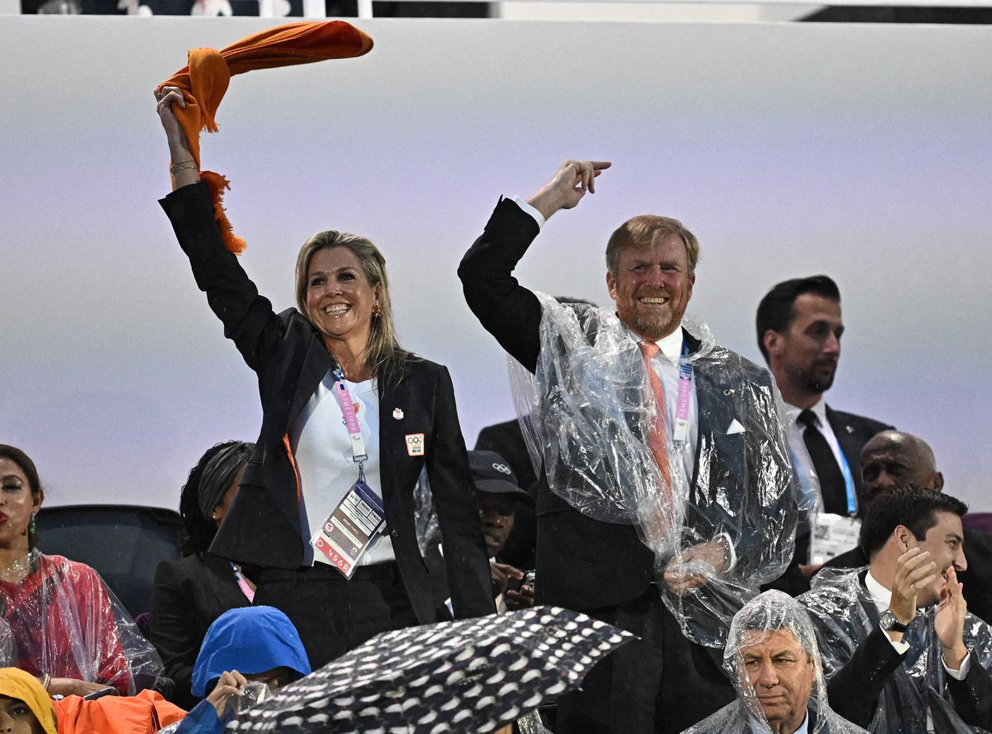 König Willem-Alexander und Königin Máxima jubeln auf den Rängen bei Olympia