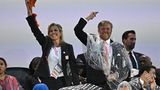 König Willem-Alexander und Königin Máxima jubeln auf den Rängen bei Olympia