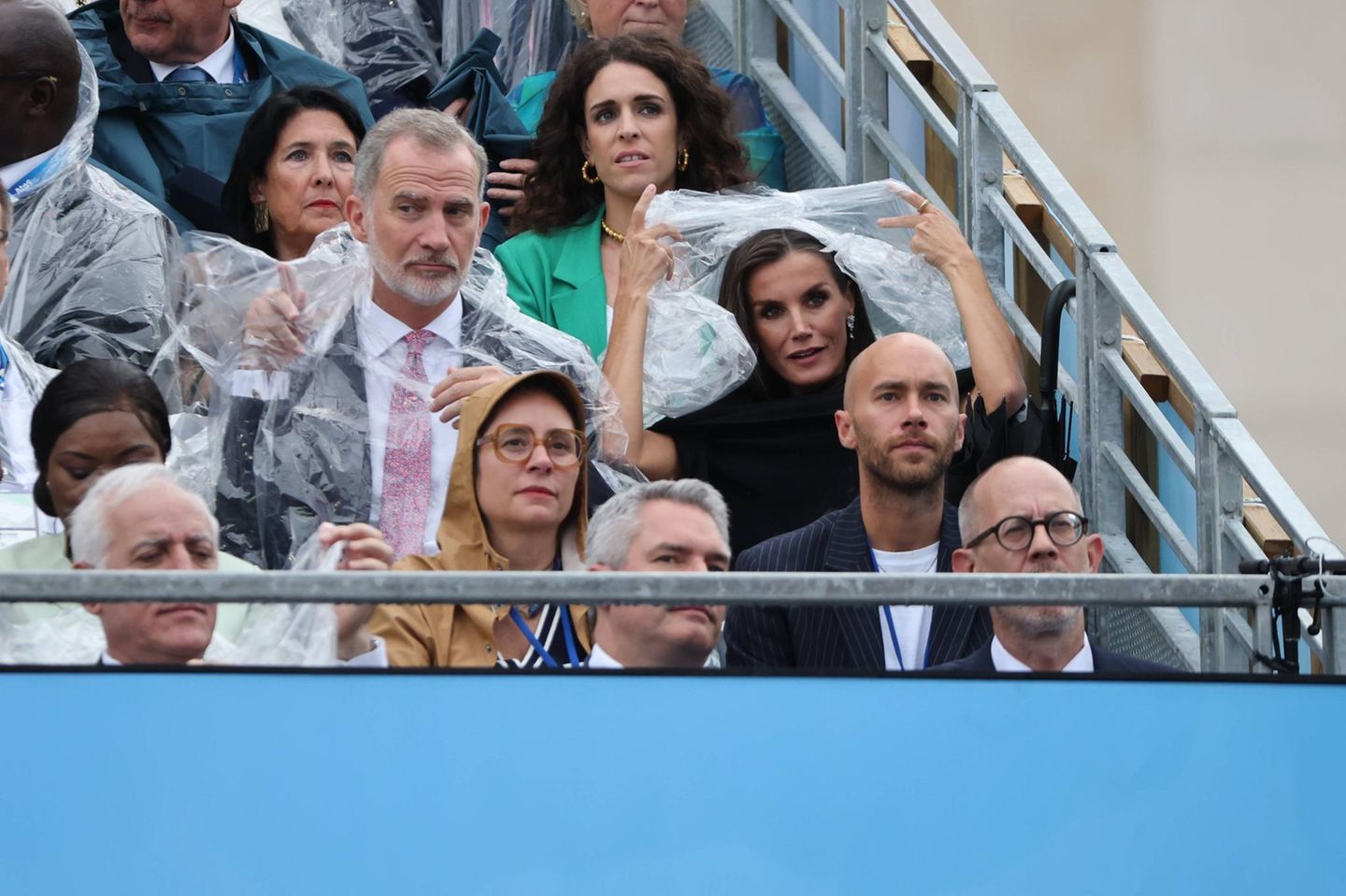 Olympia: Spaniens Königspaar Felipe und Letizia hatte sich ebenfalls mit Regencapes gegen das Wetter gewappnet