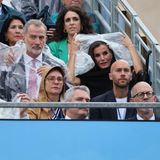 Olympia: Spaniens Königspaar Felipe und Letizia hatte sich ebenfalls mit Regencapes gegen das Wetter gewappnet