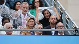 Olympia: Spaniens Königspaar Felipe und Letizia hatte sich ebenfalls mit Regencapes gegen das Wetter gewappnet