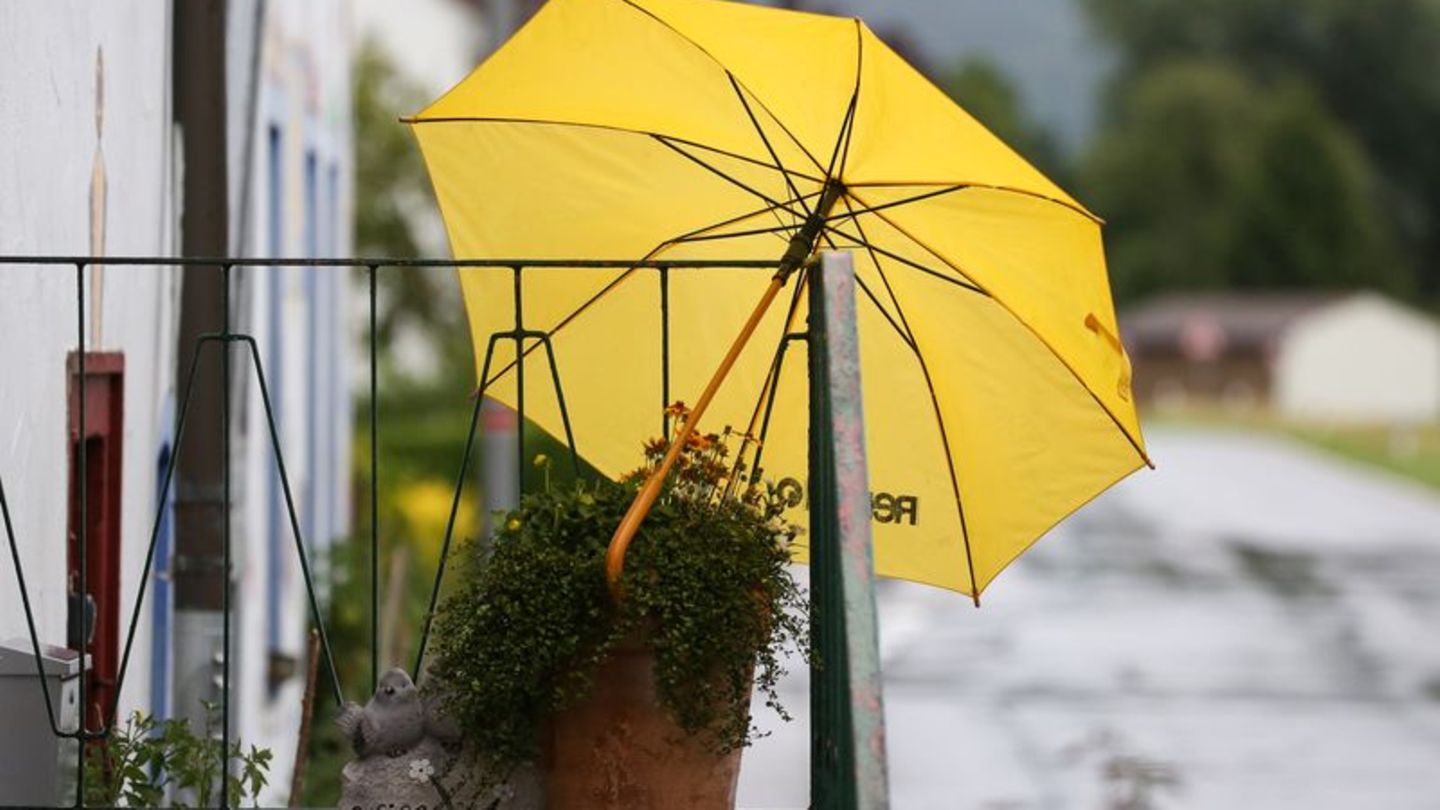 Wettervorhersage: Regenschirm vor Sonnenbrille - Wochenende wird noch nass