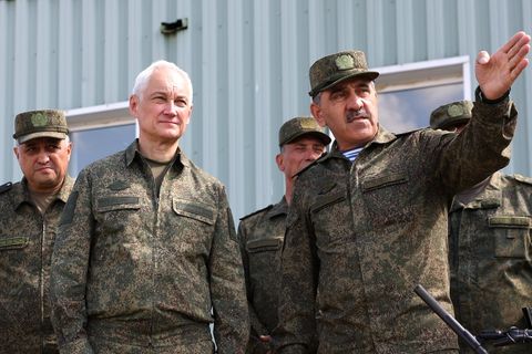 Russlands Verteidigungsminister Andrej Beloussow besucht die Truppe