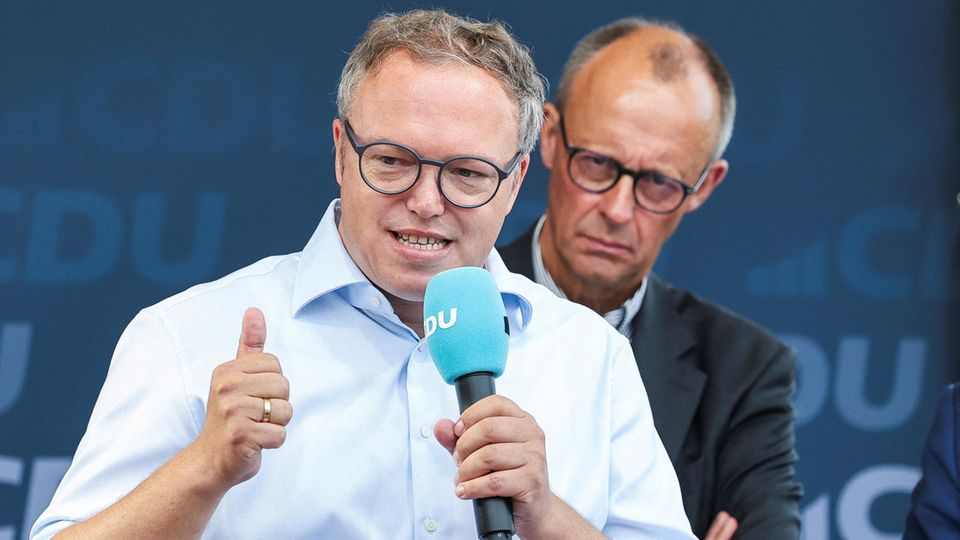 Thüringens CDU-Landeschef Mario Voigt beim offiziellen Wahlkampfauftakt Mitte Juli im sächsischen Meerane. Hinter ihm steht CDU-Bundesvorsitzender Friedrich Merz.