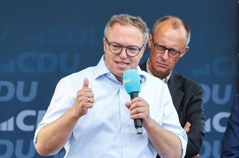 Der Thüringer CDU-Landeschef Mario Voigt beim offiziellen Wahlkampfauftakt Mitte Juli im sächsischen Meerane. Hinter ihm steht der CDU-Bundesvorsitzende Friedrich Merz.