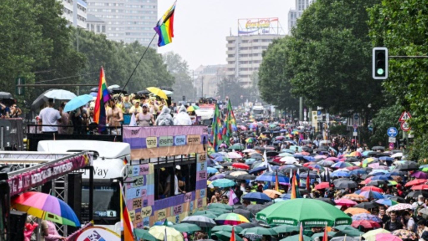 Hunderttausende ziehen zu Christopher Street Day durch Berliner Straßen