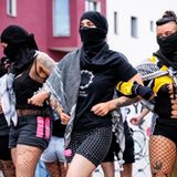 Aktivisten tanzen bei einer Performance auf der Demonstration "Queers for Palestine"