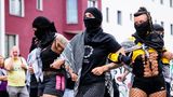 Aktivisten tanzen bei einer Performance auf der Demonstration "Queers for Palestine"