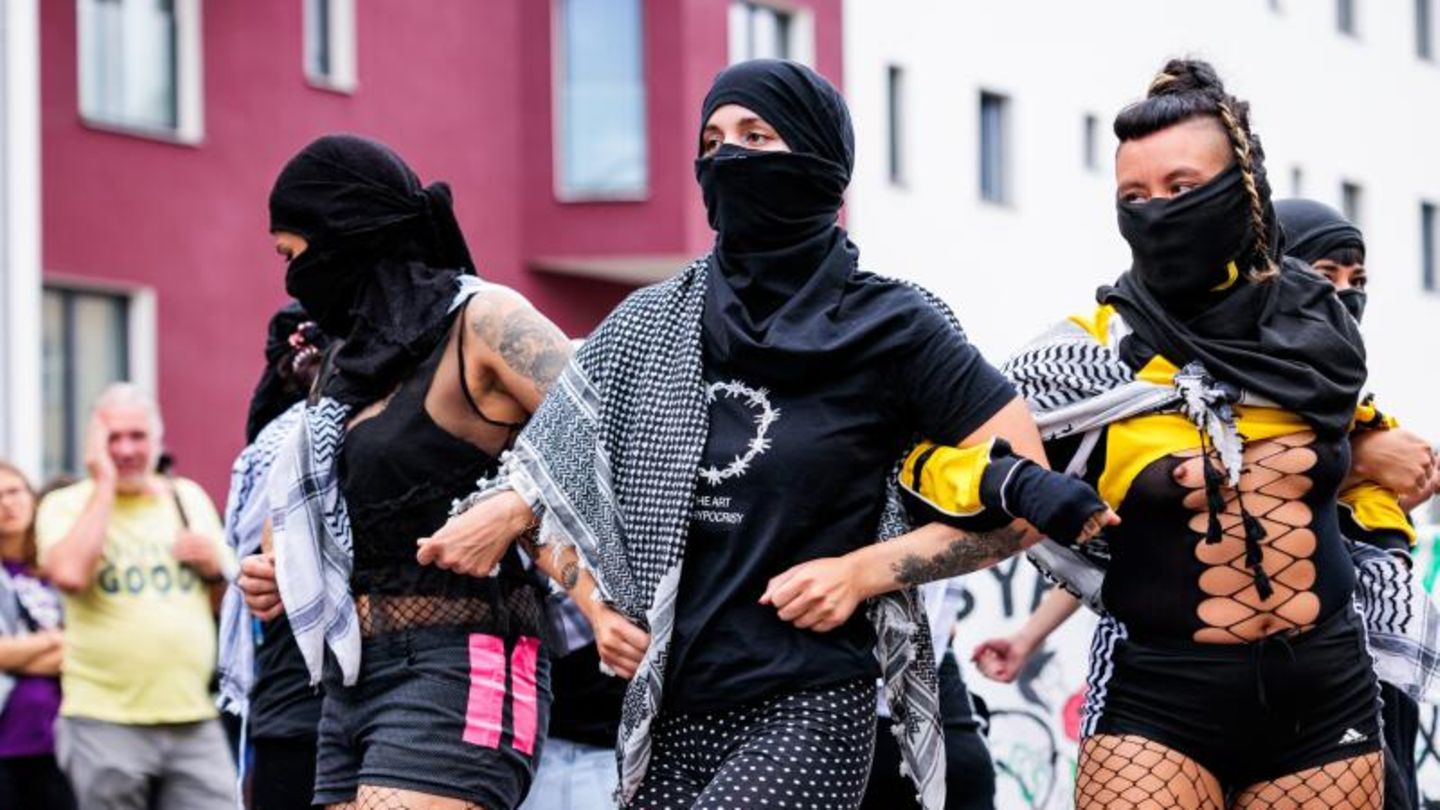 Aktivisten tanzen bei einer Performance auf der Demonstration "Queers for Palestine"