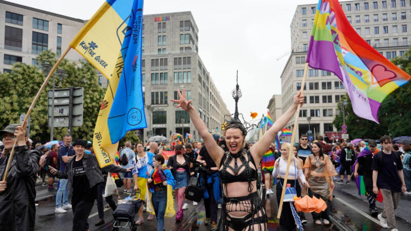 Teilnehmer des CSD-Berlin bekunden Solidarität mit der Ukraine