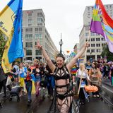 Teilnehmer des CSD-Berlin bekunden Solidarität mit der Ukraine