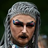 Aufwändig kostümierter CSD-Teilnehmer