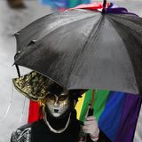 Kostümierter CSD-Teilnehmer mit Regenschirm