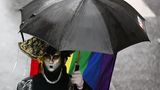 Kostümierter CSD-Teilnehmer mit Regenschirm