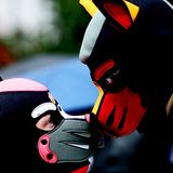 Zwei maskierte CSD-Teilnehmer küssen sich