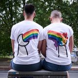 Zwei CSD-Teilnehmer mit Mottoshirt
