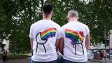 Zwei CSD-Teilnehmer mit Mottoshirt
