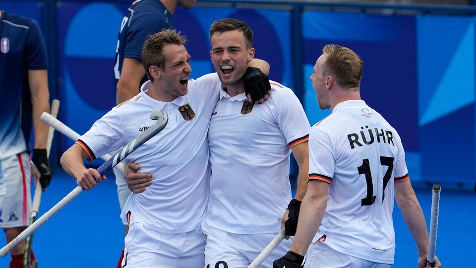 Justus Weigand (Mitte) jubelt nach einem Tor gegen Gastgeber Frankreich Justus Weigand (Mitte) jubelt nach einem Tor gegen Gastgeber Frankreich