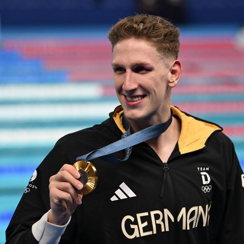 Lukas Märtens zeigt seine Goldmedaille nach dem Rennen über 400 Meter Freistil
