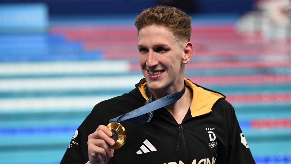 Lukas Märtens zeigt seine Goldmedaille nach dem 400-Meter-Freistil-Rennen