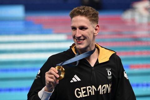Lukas Märtens zeigt seine Goldmedaille nach dem Rennen über 400 Meter Freistil