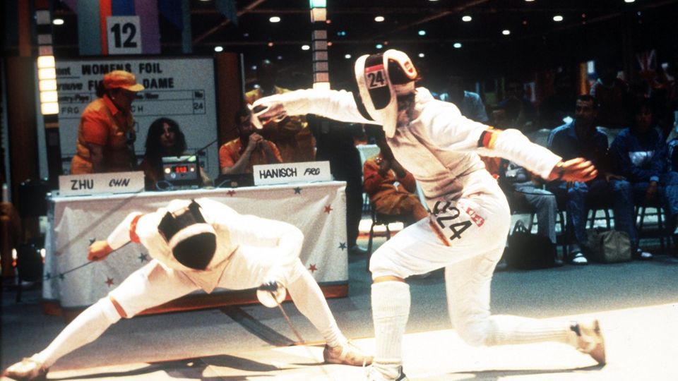 Cornelia Hanisch (r.) bringt beim Fechten ihre Konkurrentin chinesische Konkurrentin Zhu (l.) in Bedrängnis