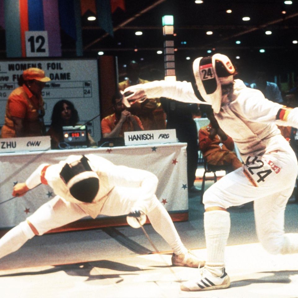 Cornelia Hanisch (r.) bringt beim Fechten ihre Konkurrentin chinesische Konkurrentin Zhu (l.) in Bedrängnis