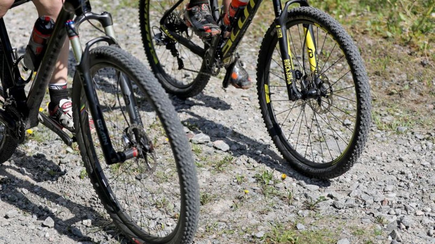 Mountainbiken: Steinbrocken verletzt Mountainbikerin in Tirol schwer