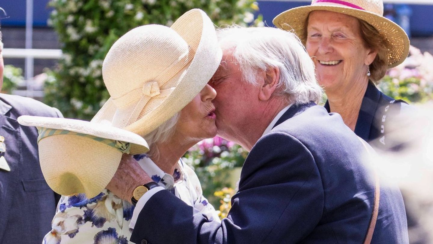 Königin Camilla: Liebevoller Auftritt mit Ex-Mann Andrew