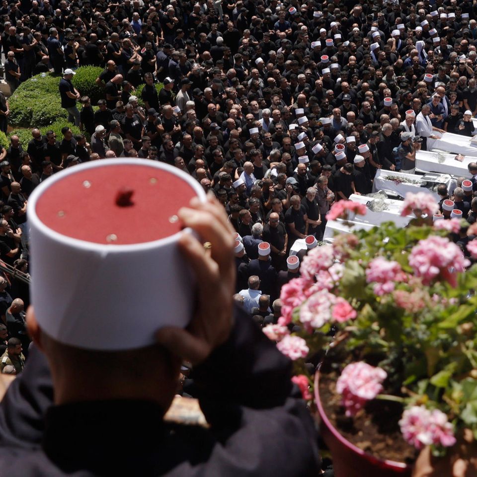 Golanhöhen. Zwölf Jugendliche wurden von einer Rakete aus dem Libanon getötet. Beim Fußballspielen. Die Opfer waren arabische Drusen, die auf den von Israel besetzten Golanhöhen leben. Abgefeuert wurde das Geschoss von der vom Iran unterstützten libanesischen Hisbollah 