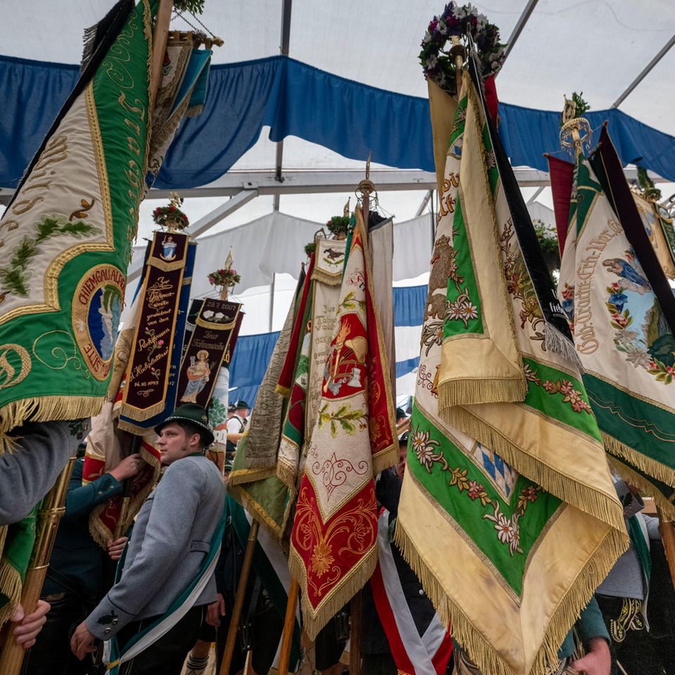 Aschau Im Chiemgau, Deutschland: Man riecht förmlich das schwere Brokat der Fahnen auf dem Gaufest des Chiemgau Alpenverbands. 5000 Teilnehmer werden auf der Trachtenparty erwartet