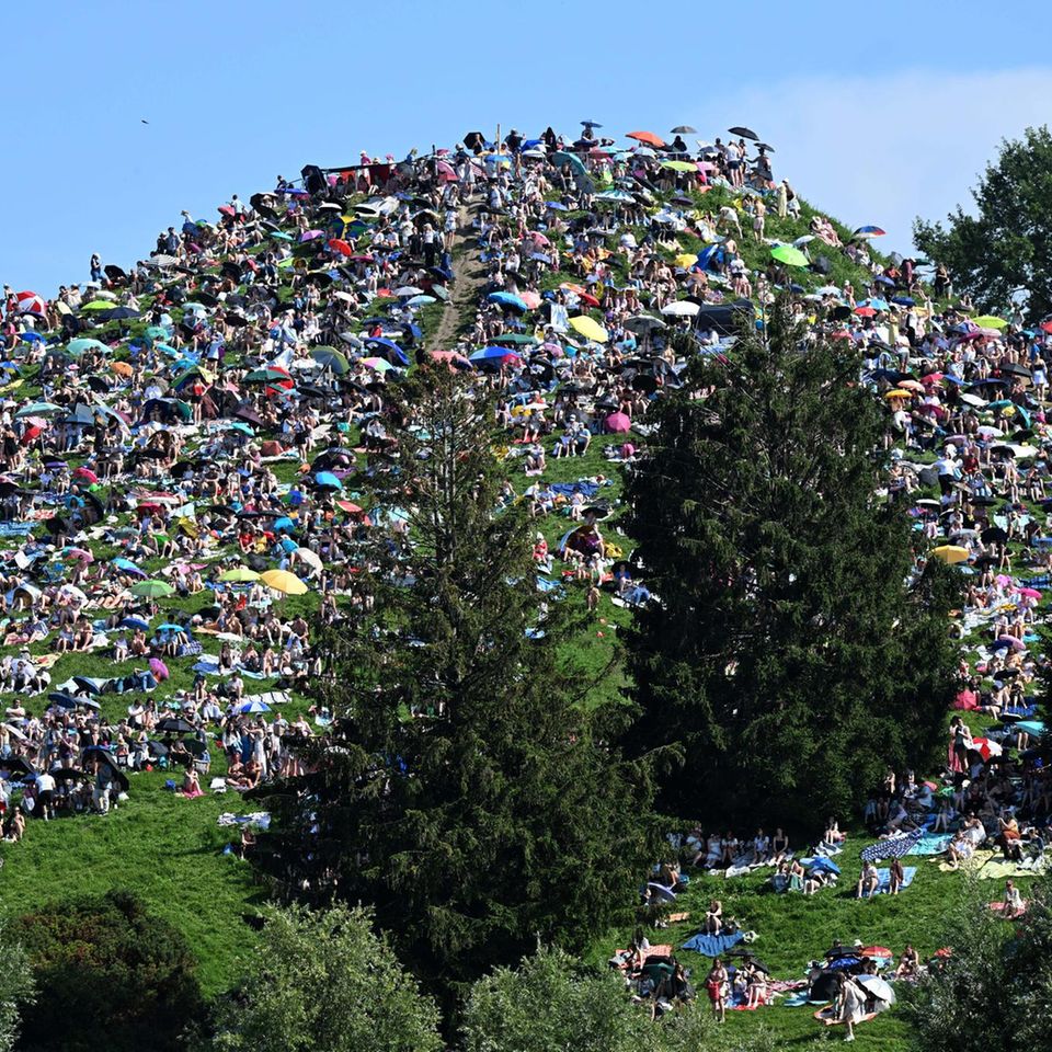 München, Deutschland. Der Olympiaberg in München ist belagert von Taylor-Swift-Fans, die auf das Konzert des Megastars warten