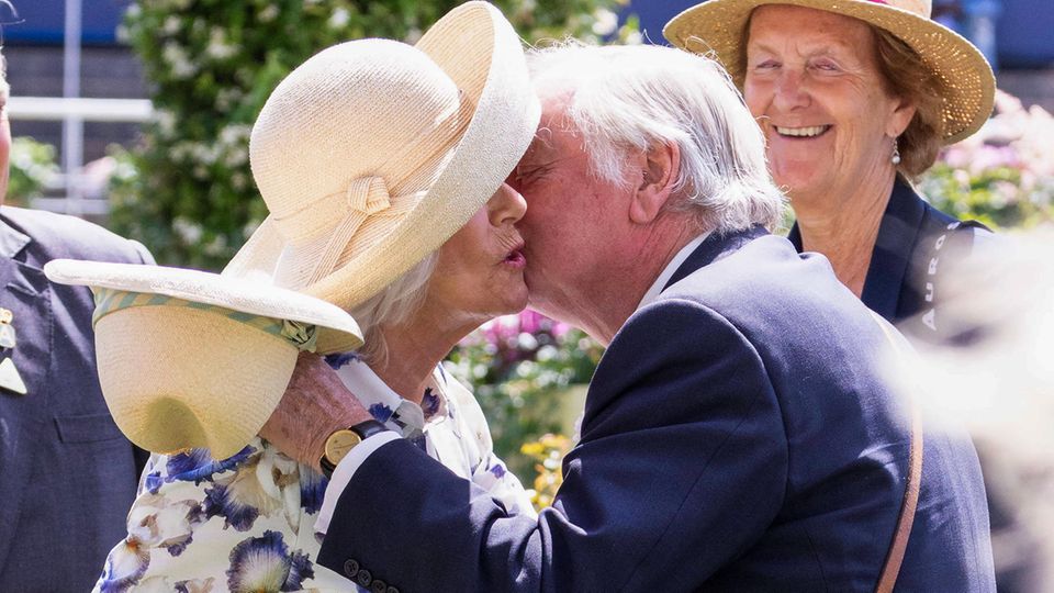 28. Juli 2024  Ein Küsschen für den Ex: Camilla unterwegs ohne Charles  Mit einer herzlichen Begrüßung hat Queen Camilla beim Ascot-Pferderennen in Windsor für amüsierte Blicke gesorgt. Die 77-Jährige war ohne ihren Mann König Charles zu der renommierten Veranstaltung gekommen und traf dort auf ihren Ex-Mann Andrew Parker Bowles. Die beiden freuten sich sichtlich, sich zu sehen und begrüßten sich mit einem liebevollen Küsschen auf die Wange – sehr zur Freude der umstehenden Besucher. Camilla und Parker Bowles waren von 1973 bis 1995 verheiratet, haben zwei gemeinsame Kinder. Die beiden sollen trotz der Skandale während ihrer Ehe – Camilla hatte währenddessen eine Affäre mit Charles – ein sehr gutes Verhältnis pflegen. So war Parker Bowles etwa auch zur Krönung von Charles und Camilla eingeladen.
