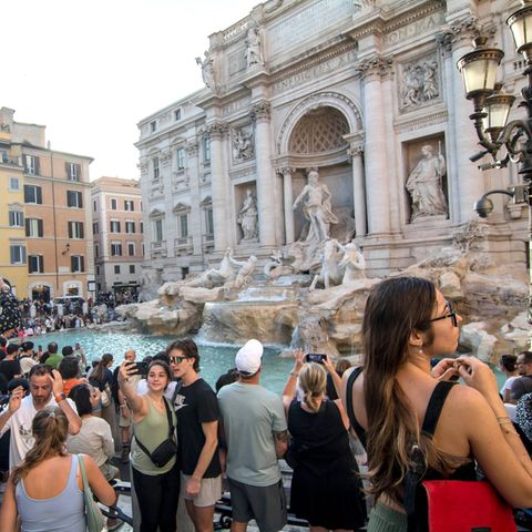 Massentourismus in Rom: der Trevi-Brunnen in Roms Innenstadt