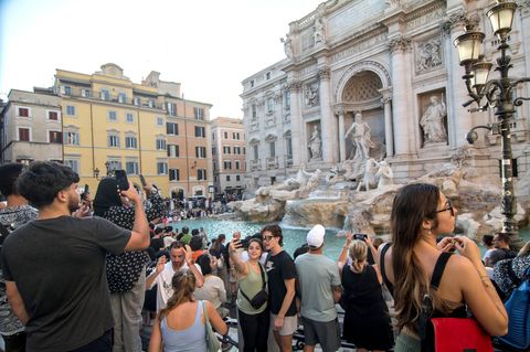 Massentourismus in Rom: der Trevi-Brunnen in Roms Innenstadt