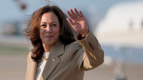 Kamala Harris steigt aus einem Flugzeug aus und winkt