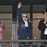 ... Simone Biles von den Rängen aus an. Nachdem Biles am Schwebebalken die Topnote bekam, gab es in der Halle Standing Ovations für sie.