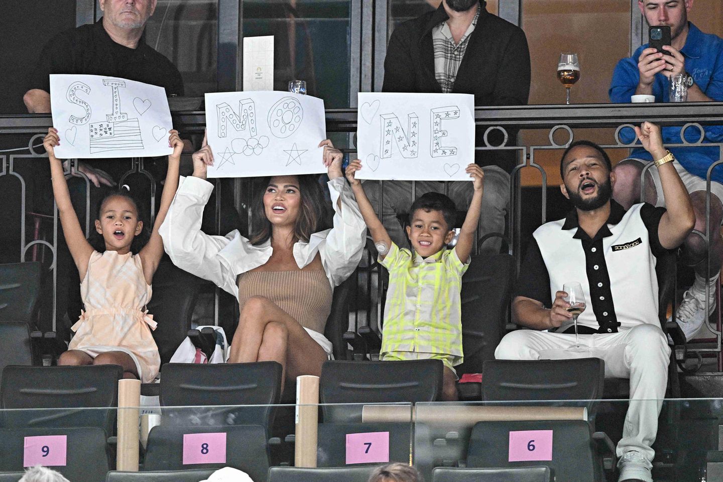 Sänger John Legend brachte seine Frau Chrissy Teigen und zwei der gemeinsamen Kinder mit nach Paris. Warum sie hier sind, ist klar: SIMONE!