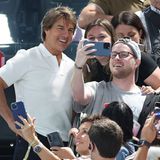 ... etwa Hollywood-Star Tom Cruise, der mit Fans für Fotos posierte oder sich über...