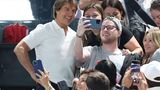 ... etwa Hollywood-Star Tom Cruise, der mit Fans für Fotos posierte oder sich über...