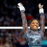 Schon bei bei ihrem ersten Olympia-Auftritt in Paris am Wochenende hatte Biles in der Qualifikation eine herausragende Leistung präsentiert. Das Comeback der 27-Jährigen war mit Spannung erwartet worden, da sie bei den vergangenen Olympischen Spielen in Tokio ihre Teilnahme abbrach. Als erste Sportlerin nannte sie als Grund ihre mentale Verfassung. Nun tritt die Ausnahme-Sportlerin zum dritten Mal bei Olympischen Spielen an. Nötig hätte sie es nicht ...