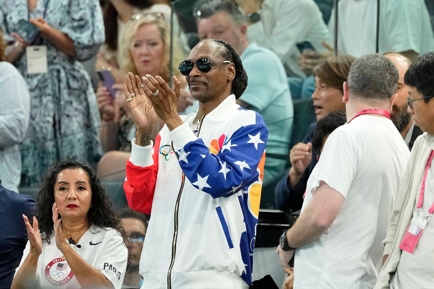 Beim Anblick von Biles konnte Rapper Snoop Dog nur staunen. Er feuerte die Sportlerin stilecht in einem Olympia-Onesie mit der US-Flagge darauf an.