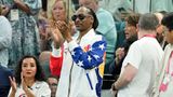Beim Anblick von Biles konnte Rapper Snoop Dog nur staunen. Er feuerte die Sportlerin stilecht in einem Olympia-Onesie mit der US-Flagge darauf an.