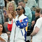 Beim Anblick von Biles konnte Rapper Snoop Dog nur staunen. Er feuerte die Sportlerin stilecht in einem Olympia-Onesie mit der US-Flagge darauf an.