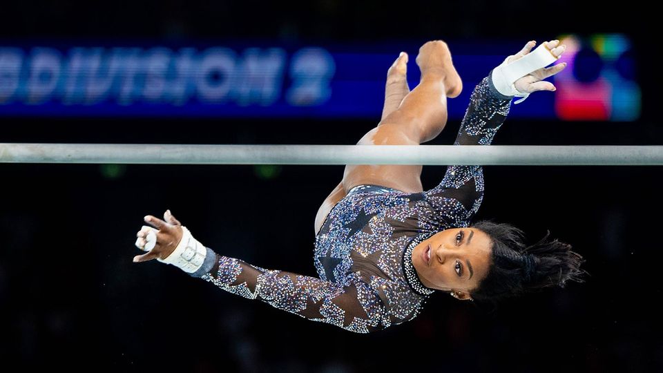 ... denn Simone Biles hat in ihrer Karriere bereits 37 Medaillen bei Weltmeisterschaften und Olympischen Spielen geholt. Fünf Turnelemente sind gar nach ihr benannt, für die Spiele in Paris hat sie ein sechstes Element am Stufenbarren angekündigt - es jedoch bei der Qualifikation noch nicht gezeigt. Die 26-Jährige genießt einen Superstar-Status und lockte zahlreiche Promis in die Bercy Arena, darunter...